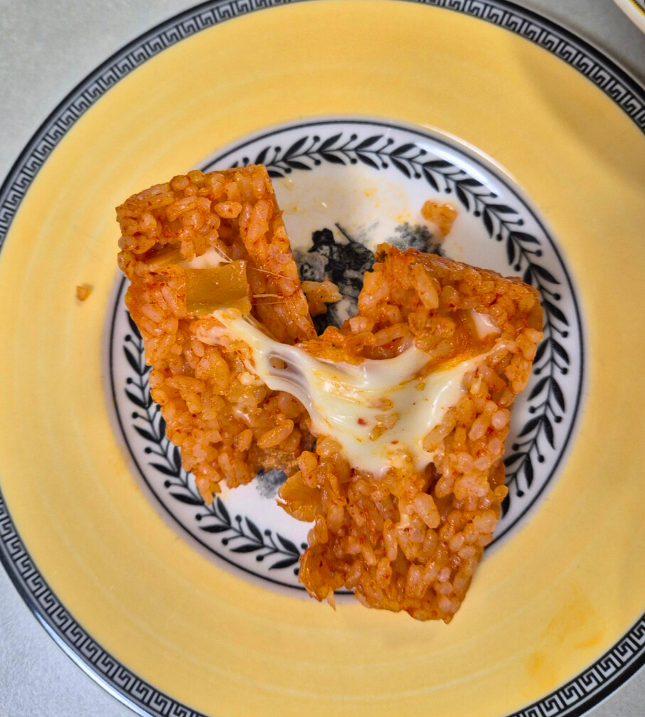 햇반 김치 치즈 주먹밥 조리 후 단면 확대