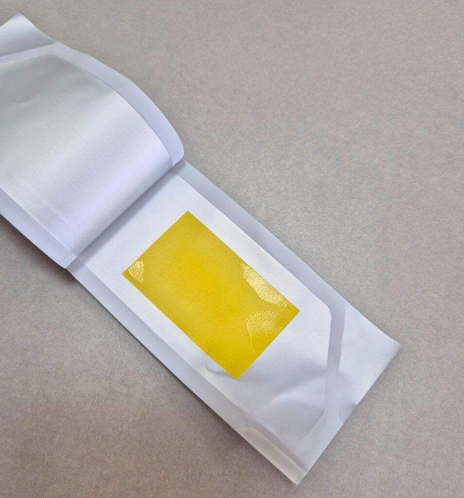 혀 위에 녹여 먹는 방식의 리포좀 글루타치온 1회 복용 개별 포장 개봉 모습